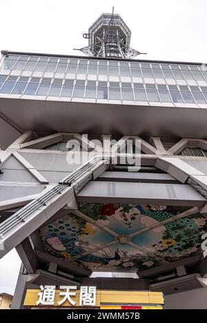 La torre Tsutenkaku è un famoso punto di riferimento nel quartiere Shinsekai di Osaka, Giappone, il 18 febbraio 2024 Foto Stock