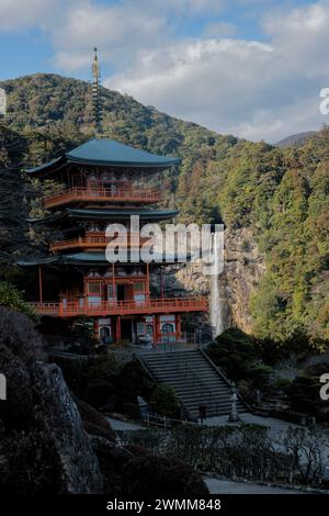 Seiganto-ji Sanjuno-to pagoda e Nachi Falls, Nachisan, Wakayama, Giappone Foto Stock