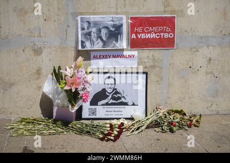 Adelaide, SA Australia 27 febbraio 2024 . Un santuario con tributi floreali è eretto ad Adelaide in memoria del dissidente russo Alexei Navalny, morto il 16 febbraio. 2024. Alexei Navalny ha fatto una campagna per le riforme contro la corruzione in Russia e contro il presidente Vladimir Putin e il suo governo. Crediti: amer ghazzal/Alamy Live News Foto Stock