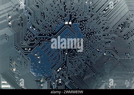 lato posteriore della scheda madre del computer. collegamenti del circuito stampato. sfondo ricco di dettagli. Foto Stock