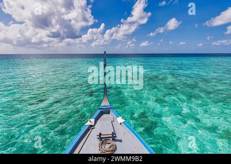 Barca a vela in legno nella cristallina laguna tropicale vicino alla spiaggia di un'isola esotica deserta. Barca Dhoni alle Maldive, panorama verticale di lusso Foto Stock