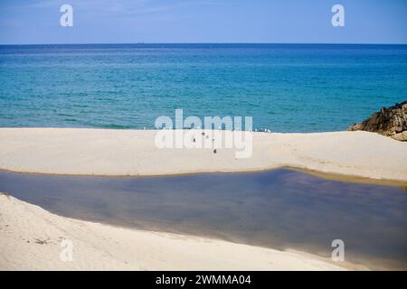Contea di Yangyang, Corea del Sud - 30 luglio 2019: Un tranquillo banco di sabbia sulla spiaggia del villaggio di Wonpo crea una tasca di acqua calma, con le acque blu del Foto Stock