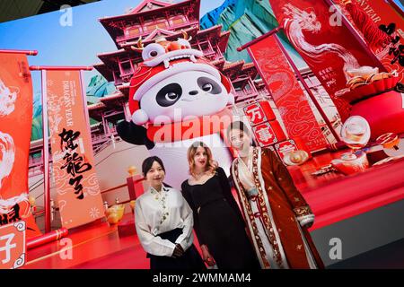 Besucherinnen vor Grossdisplay, Messestand China Mobile, MWC Mobile World Congress 2024, Barcellona, Spanien Foto Stock