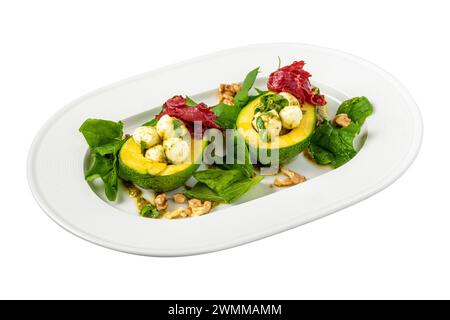 Bocconcini di formaggio a metà di avocado serviti con insalata su sfondo bianco Foto Stock