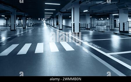 Parcheggio sotterraneo vuoto in un edificio moderno. Foto Stock