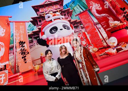 Besucherinnen vor Grossdisplay, Messestand China Mobile, MWC Mobile World Congress 2024, Barcellona, Spanien *** visitatori di fronte al grande display, China Mobile stand, MWC Mobile World Congress 2024, Barcellona, Spagna Foto Stock