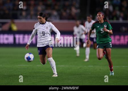 Carson, California, Stati Uniti. 26 febbraio 2024. L'attaccante degli Stati UNITI SOPHIA SMITH (11) dribbla con la palla durante una partita a gironi della CONCACAF W Gold Cup tra Stati Uniti e Messico al Dignity Health Sports Park di Carson, California. (Immagine di credito: © Brenton TSE/ZUMA Press Wire) SOLO PER USO EDITORIALE! Non per USO commerciale! Crediti: ZUMA Press, Inc./Alamy Live News Foto Stock