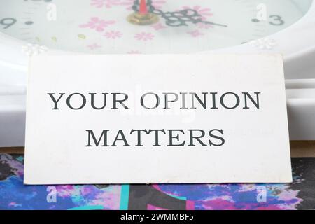 LA SUA OPINIONE CONTA UNA frase scritta su un biglietto da visita bianco Foto Stock