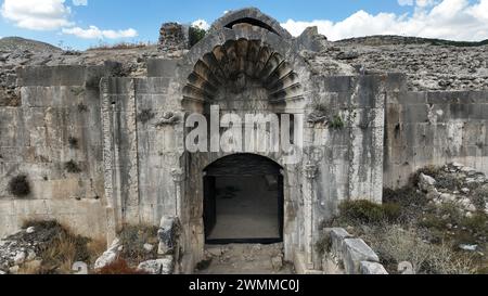 Incir Han Caravanserai fu costruito nel 1339 durante il periodo selgiuchide anatolico. Il caravanserraglio è attualmente in rovina. Foto Stock