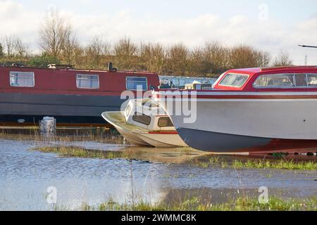 Vecchie barche in un campo allagato Foto Stock