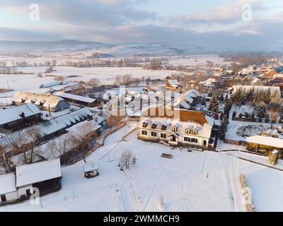 Vista aerea dell'area residenziale coperta di neve Foto Stock