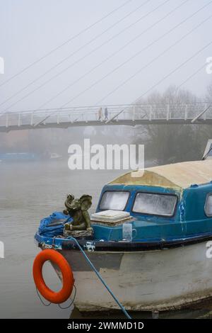 Statua dell'elefante in barca, giornata nebbiosa, fiume Tamigi, Reading, Berkshire, Inghilterra, Regno Unito, Gran Bretagna. Foto Stock