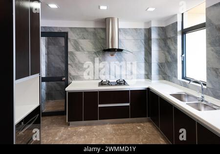Cucina moderna e pulita in una casa cinese Foto Stock