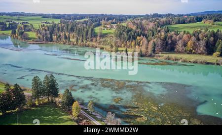 Una vista aerea di un fiume che scorre attraverso la vegetazione lussureggiante e le colline ondulate Foto Stock