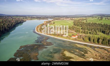 Una vista aerea di un fiume che scorre attraverso la vegetazione lussureggiante e le colline ondulate Foto Stock