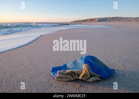 Plastica abbandonata sulla spiaggia, es Trucadors, Formentera, Isole Pitiusas, Comunità delle Baleari, Spagna Foto Stock