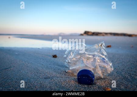 Plastica abbandonata sulla spiaggia, es Trucadors, Formentera, Isole Pitiusas, Comunità delle Baleari, Spagna Foto Stock