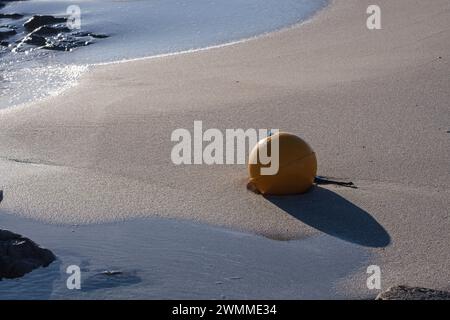 Plastica abbandonata sulla spiaggia, es Trucadors, Formentera, Isole Pitiusas, Comunità delle Baleari, Spagna Foto Stock