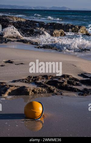 Plastica abbandonata sulla spiaggia, es Trucadors, Formentera, Isole Pitiusas, Comunità delle Baleari, Spagna Foto Stock