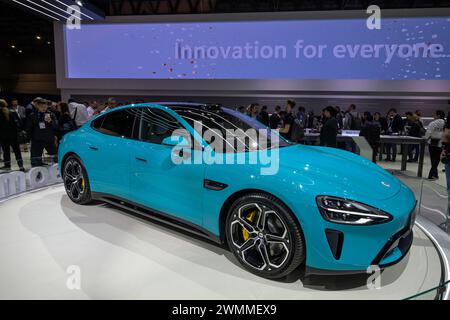 Elektro-Limousine SU7, Xiaomi Messestand, MWC Mobile World Congress, Barcellona, Spanien Foto Stock