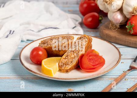 Polpette Kadinbudu. Antipasti. Polpette turche tradizionali su sfondo blu in legno. nome locale kadınbudu köfte. Primo piano Foto Stock