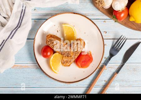 Polpette Kadinbudu. Antipasti. Polpette turche tradizionali su sfondo blu in legno. nome locale kadınbudu köfte. Vista dall'alto Foto Stock