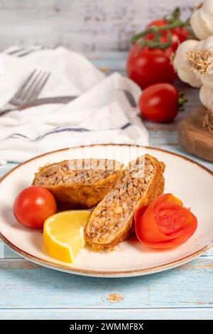 Polpette Kadinbudu. Antipasti. Polpette turche tradizionali su sfondo blu in legno. nome locale kadınbudu köfte. Primo piano Foto Stock