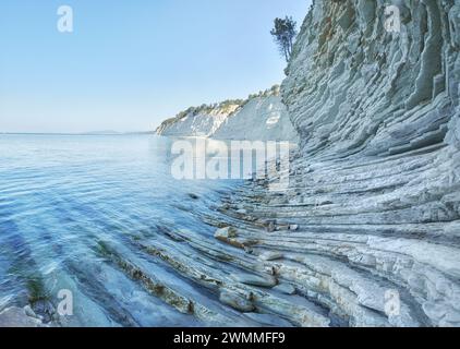 Costa marina di Gelendzhik, Russia, paesaggio di scogliere di gesso e acque turchesi, bellezza panoramica. Le aspre scogliere calcaree contrastano con il blu chiaro S Foto Stock