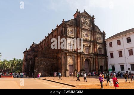 Old Goa, India - 19 dicembre 2022: Vista esterna della Basilica di Bom Jesus con i turisti che si godono i siti delle attrazioni turistiche più famose Foto Stock