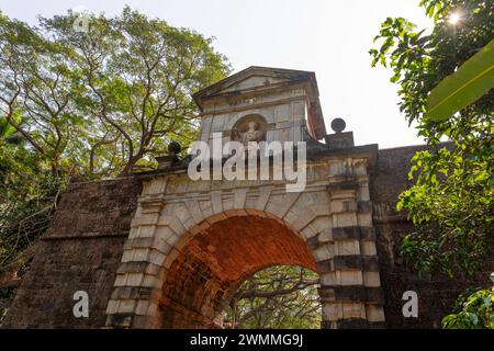 Old Goa, India - 19 dicembre 2022: Statua di Vasco da Gama nel mezzo dell'Arco del Viceré sul lato che guarda al fiume e costruita in onore di hi Foto Stock