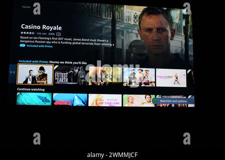 Casino Royale su Amazon prime con Daniel Craig. Concetto per la competizione tra amazon e lo streaming Foto Stock