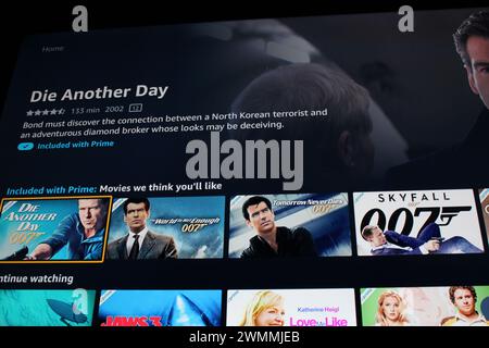 Die Another Day su Amazon prime con Pierce Brosnan. Concetto per la competizione tra amazon e lo streaming Foto Stock