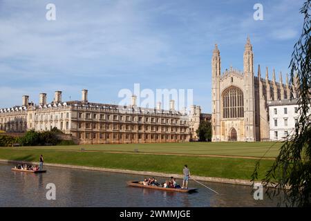 Regno Unito, Cambridge, punting lungo il fiume Cam, accanto al King's College, Cambridge. Foto Stock