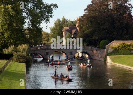 Regno Unito, Cambridge, percorrendo il fiume Cam, accanto al King's College, Cambridge verso Clare Bridge. Foto Stock