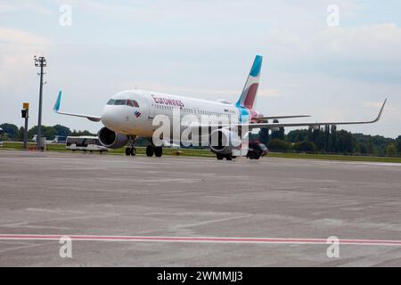 Aereo passeggeri della compagnia aerea tedesca Eurowings. Europeo low-cost. Grembiule per l'aeroporto. Aereo per la Germania. Aeromobile Airbus A320-214 D-AEWU pista di atterraggio aereo. Ucraina, Kiev - 1 settembre 2021. Foto Stock