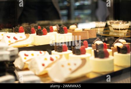 Un primo piano di dolci bavaresi in una vetrina Foto Stock