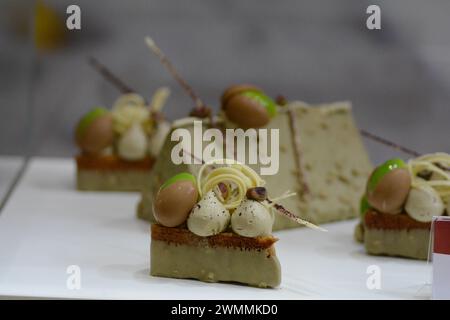 Una varietà di deliziosi dessert al pistacchio su un piatto Foto Stock