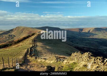 Regno Unito, Derbyshire, Mam Tor, The Great Ridge, sentiero per passeggiate, guardando indietro verso Mam Tor. Foto Stock
