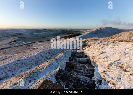 MAM tor al Sunrise. Sentiero innevato lungo la Great Ridge. Derbyshire Peak District, Regno Unito. Foto Stock