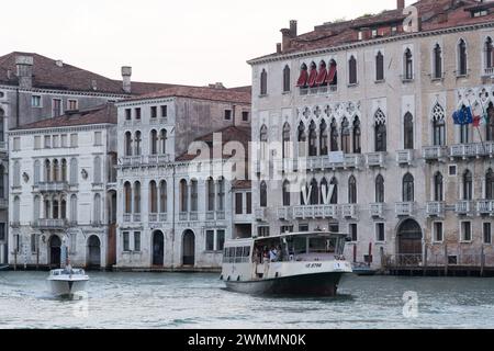 Palazzo gotico veneziano Giustiniano del XV secolo e palazzo gotico veneziano Ca' Foscari del XV secolo sul Canal grande a Dorsodur Foto Stock