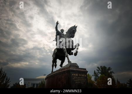 Statua del leggendario Tamerlano Amir Temur a cavallo a Tashkent, Uzbekistan. Nuvole spettacolari, giornata di sole. Tashkent, Uzbekistan - 27 ottobre 2023 Foto Stock