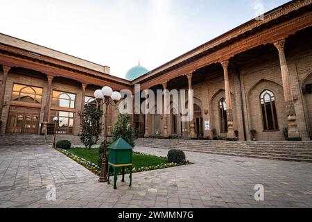 Vista della Moschea Hazrati Imam e della Madrasa Muyi Muborak Moyie Mubarek Library Museum) a Tashkent, Uzbekistan. Il complesso architettonico Hazrati Imam è Foto Stock