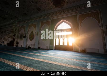 Interno della moschea Hazrati Imam con tappeto tradizionale blu. dentro la moschea Foto Stock