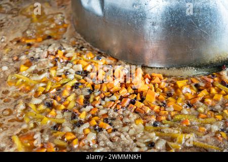 Pilaf caldo in un grande calderone all'aperto. Cucina tradizionale orientale. Concetto di Street food. Primo piano Foto Stock