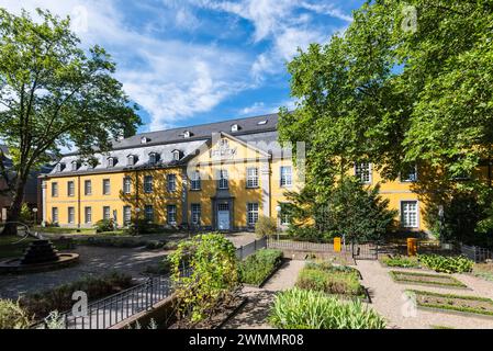 Essen, Germania - 21 agosto 2022: Street view of the Folkwang University of the Arts a Essen-Werden, Renania settentrionale-Vestfalia, Germania. Foto Stock