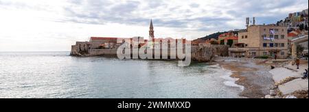 Budva, Montenegro - 13 febbraio 2024: Le mura della città vecchia di Budva lungo la costa adriatica, Montenegro. Foto Stock