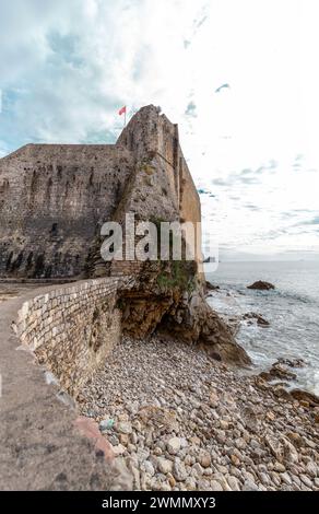 Le mura della città vecchia di Budva lungo la costa adriatica, Montenegro. Foto Stock