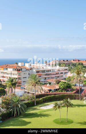 Puerto de la Cruz, la popolare cittadina vista dalla piccola località turistica la Paz, circondata da edifici residenziali con vista sull'oceano Foto Stock