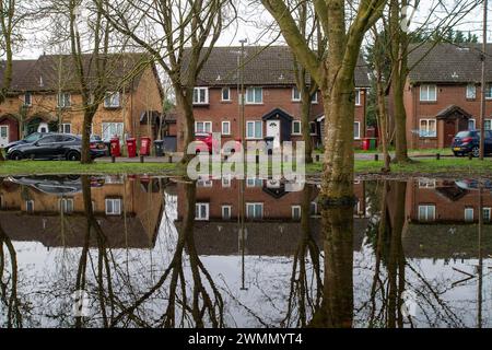 Colnbrook, Slough, Berkshire, Regno Unito. 27 febbraio 2024. Acqua del Colne Brook a Colnbrook, Slough, Berkshire. Un allarme alluvione è in atto per il Colne Brook a Iver e Colnbrook nel Berkshire. Crediti: Maureen McLean/Alamy Live News Foto Stock