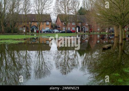 Colnbrook, Slough, Berkshire, Regno Unito. 27 febbraio 2024. Acqua del Colne Brook a Colnbrook, Slough, Berkshire. Un allarme alluvione è in atto per il Colne Brook a Iver e Colnbrook nel Berkshire. Crediti: Maureen McLean/Alamy Live News Foto Stock